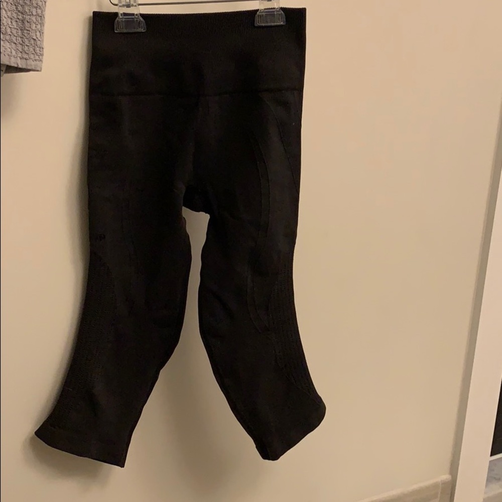 Lululemon flow and go crop- BLACK